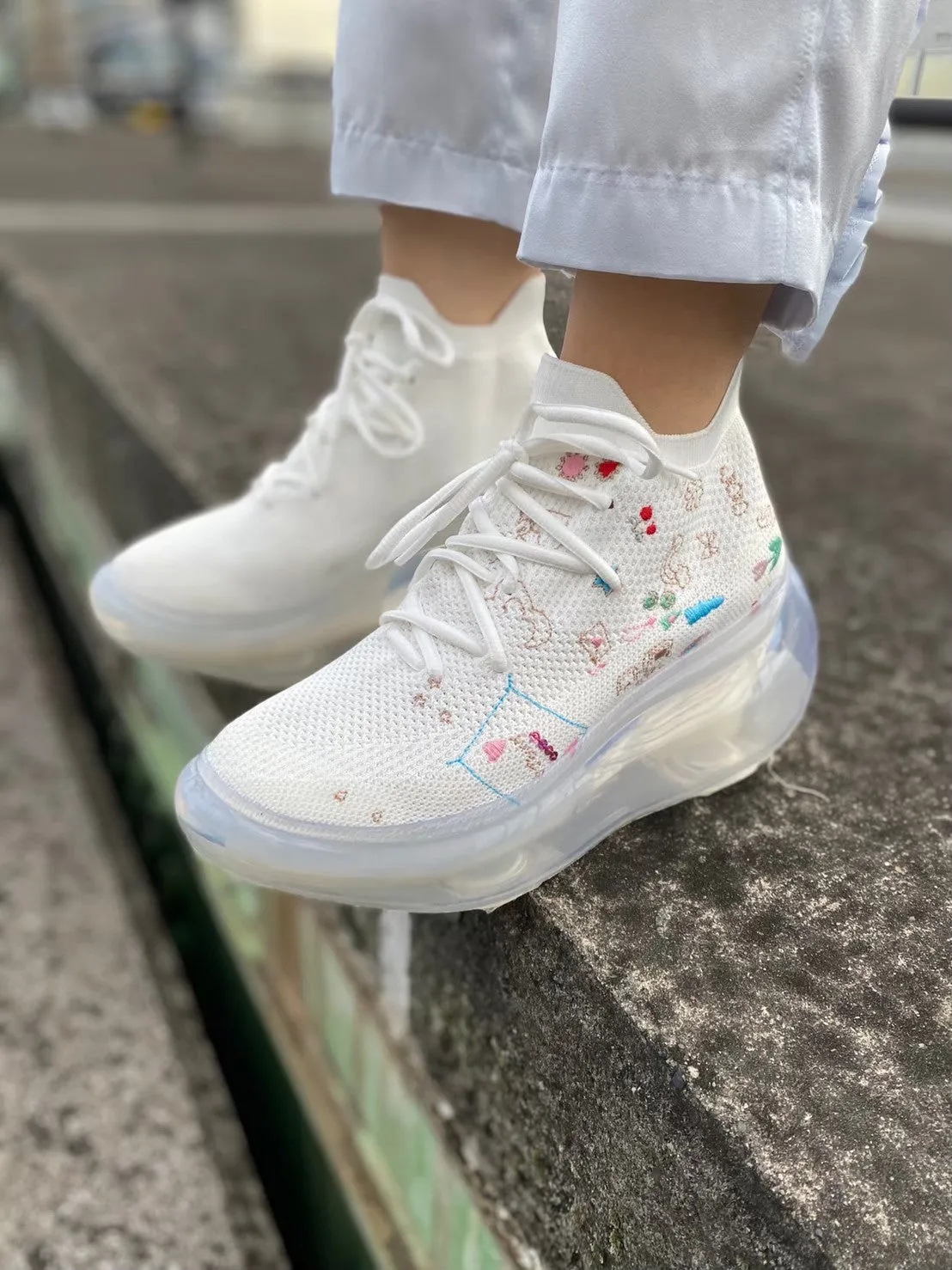 Hana's embroidery shoes / White